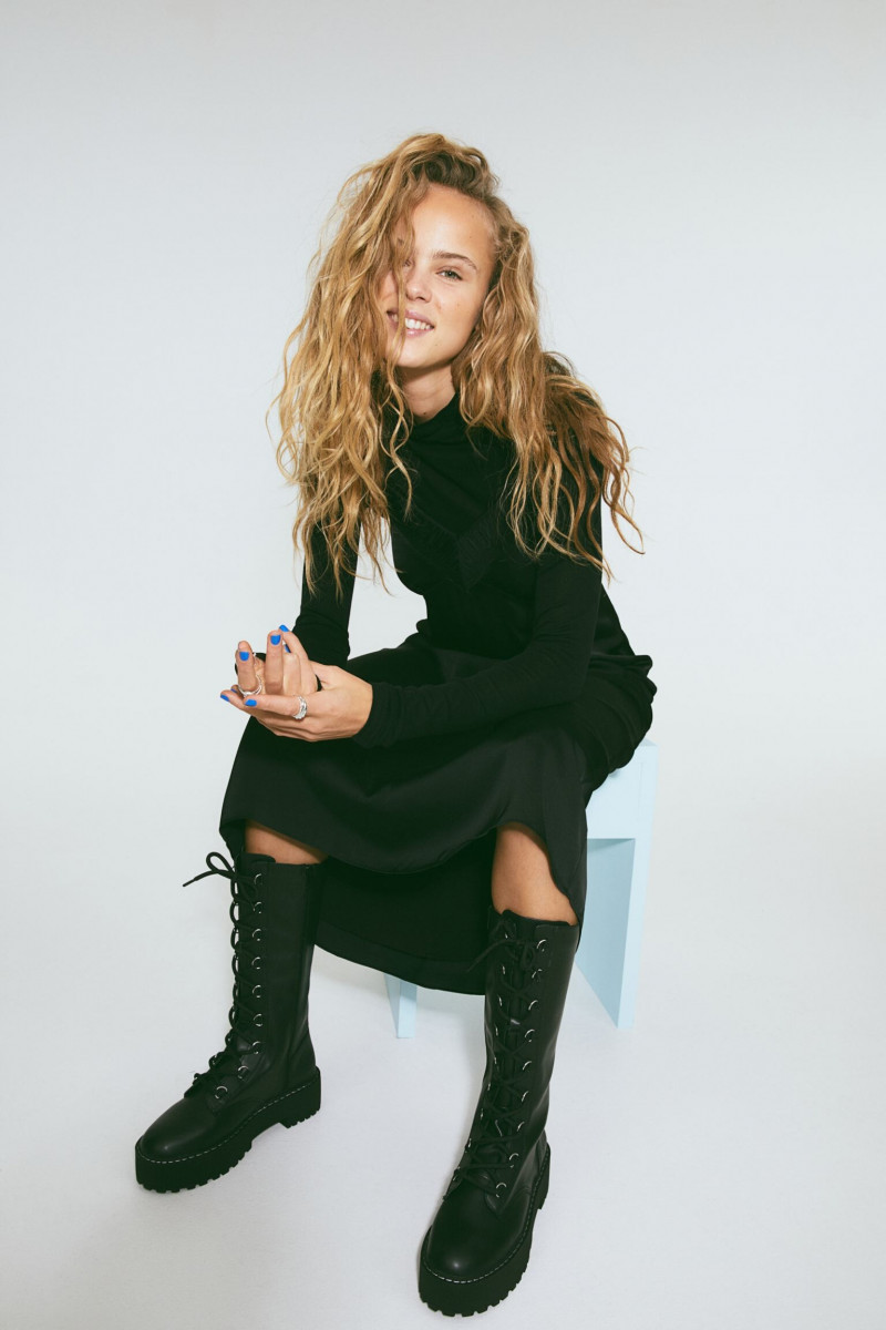 Olivia Vinten featured in  the H&M catalogue for Winter 2021