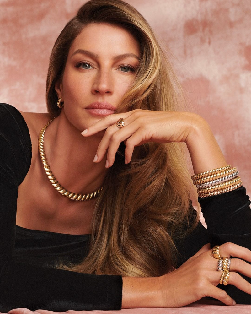 Gisele Bundchen featured in  the Vivara advertisement for Christmas 2022