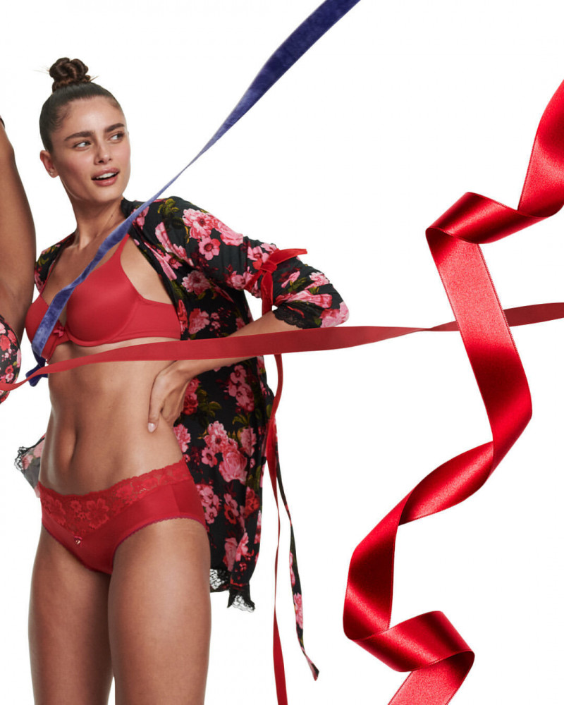 Taylor Hill featured in  the Victoria\'s Secret advertisement for Holiday 2022