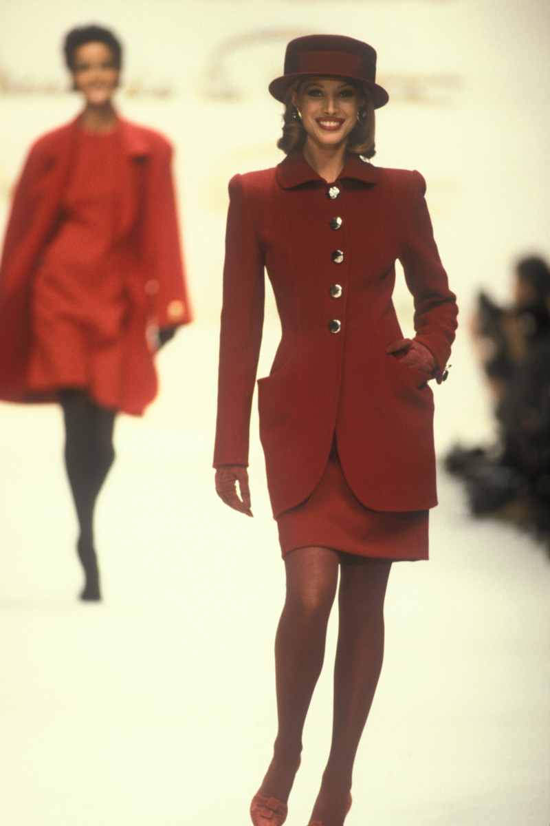 Christy Turlington featured in  the Oscar de la Renta fashion show for Autumn/Winter 1992