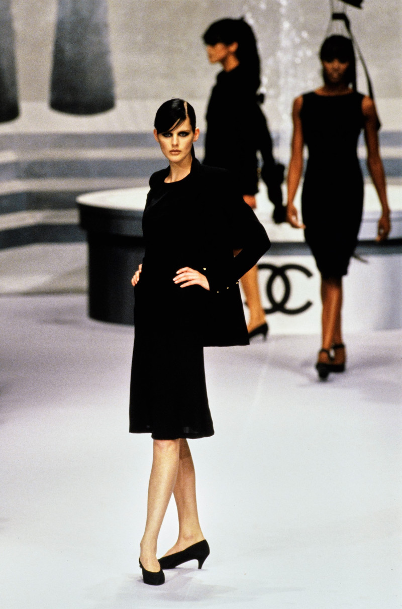 Stella Tennant featured in  the Chanel Haute Couture fashion show for Autumn/Winter 1995