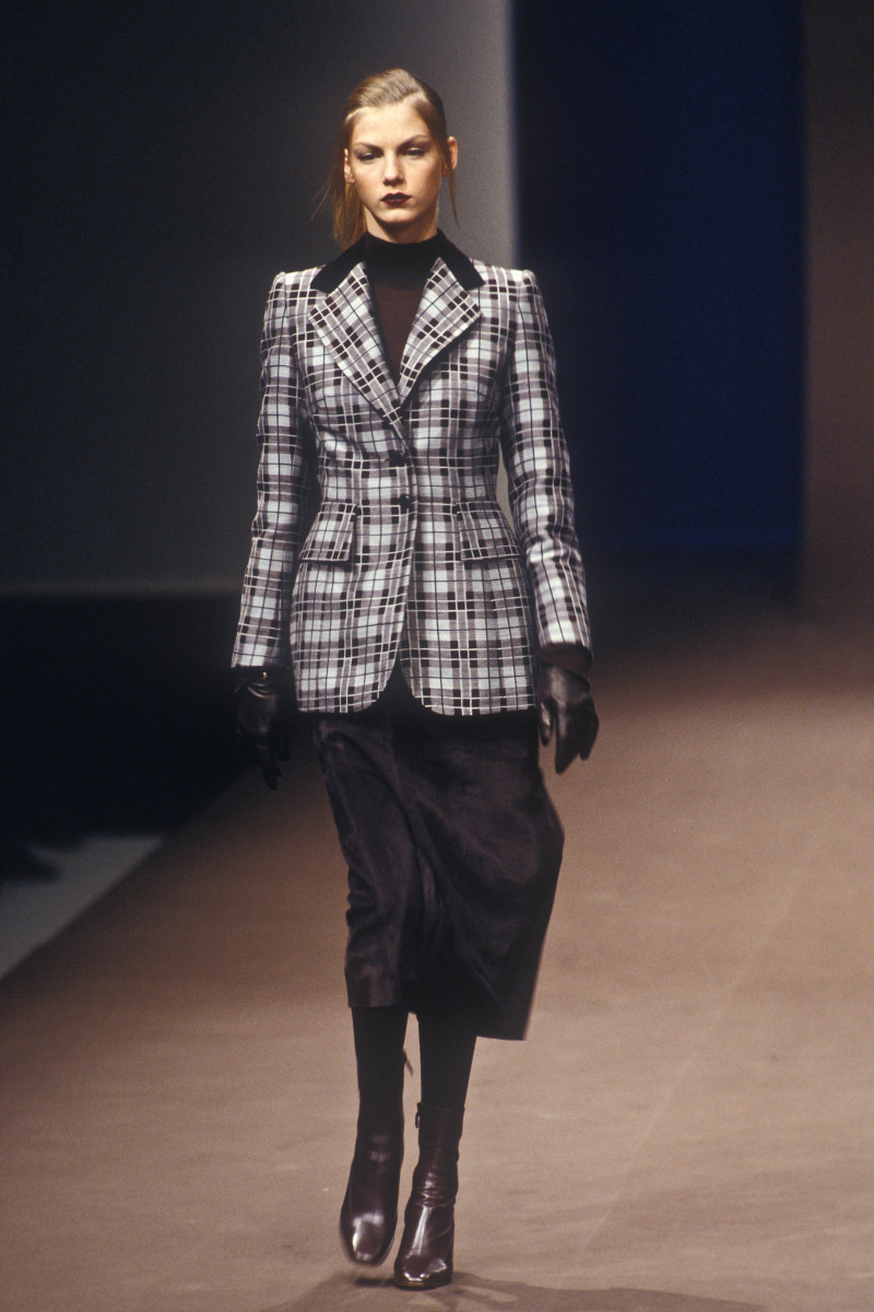 Angela Lindvall featured in  the Hermès fashion show for Autumn/Winter 1997