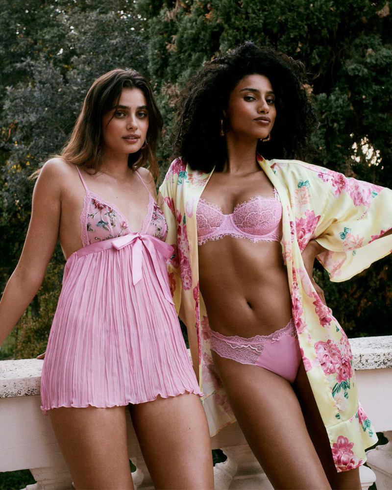 Taylor Hill featured in  the Victoria\'s Secret advertisement for Spring/Summer 2023