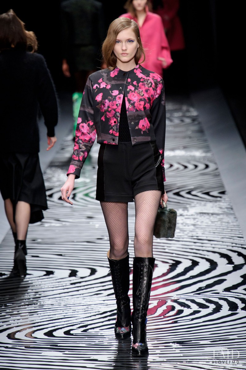 Jane Grybennikova featured in  the Shiatzy Chen fashion show for Autumn/Winter 2014