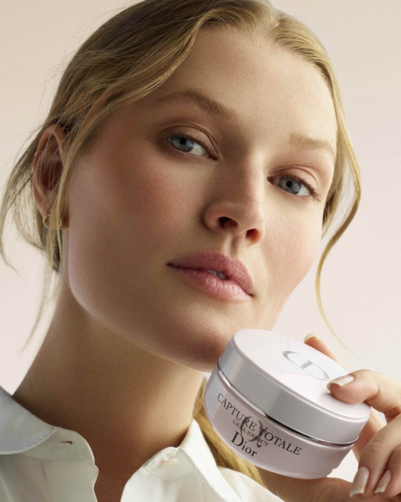 Toni Garrn featured in  the Dior Beauty Capture Totale advertisement for Spring/Summer 2022