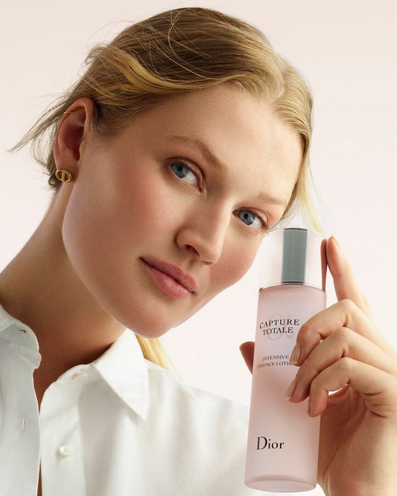 Toni Garrn featured in  the Dior Beauty Capture Totale advertisement for Spring/Summer 2022