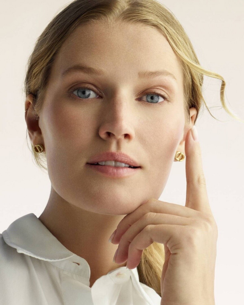 Toni Garrn featured in  the Dior Beauty Capture Totale advertisement for Spring/Summer 2022