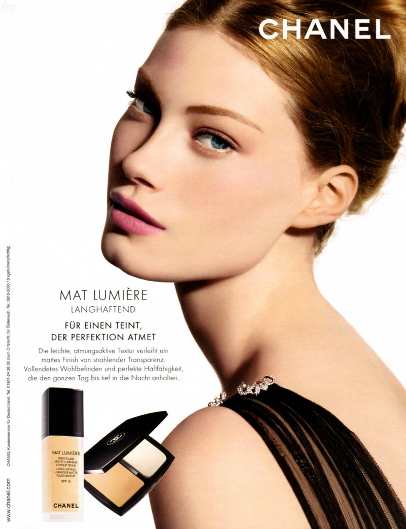 Alyssa Sutherland featured in  the Chanel Beauty Mat Lumiere advertisement for Autumn/Winter 2007