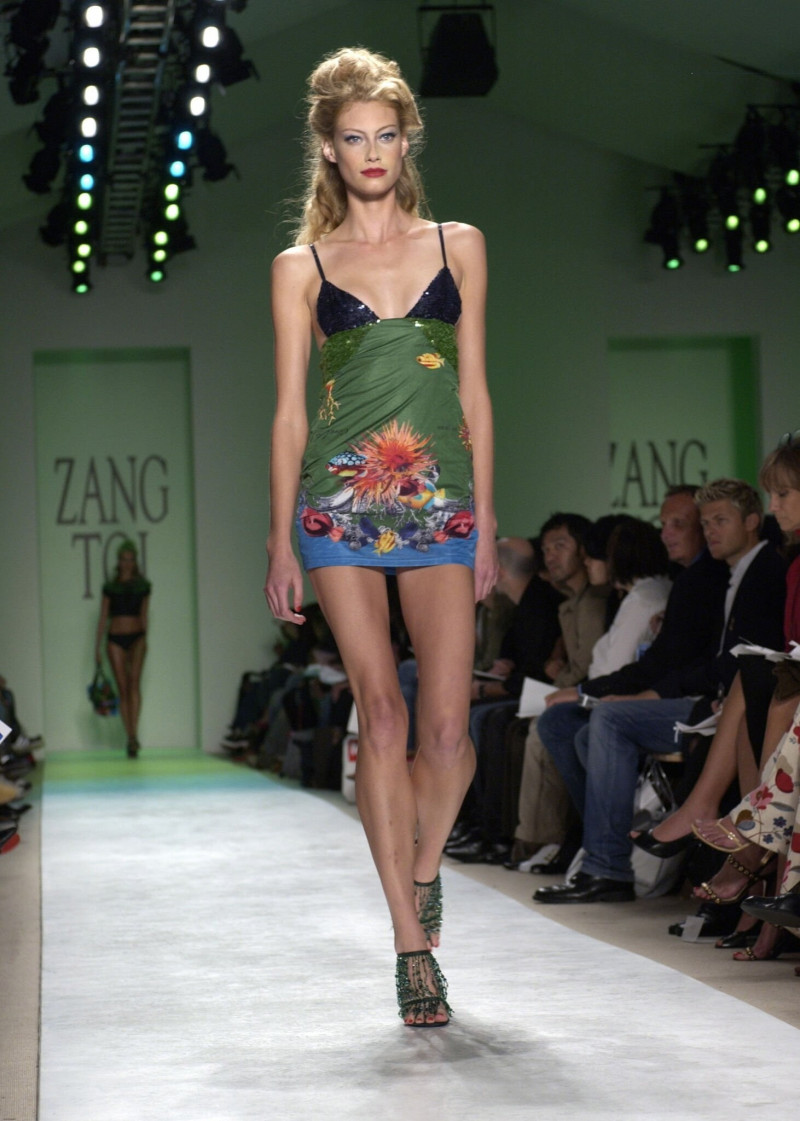 Alyssa Sutherland featured in  the Zang Toi fashion show for Spring/Summer 2004