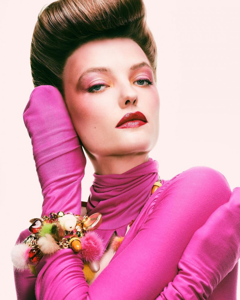 Roos Abels featured in  the Carlo Zini advertisement for Spring/Summer 2022