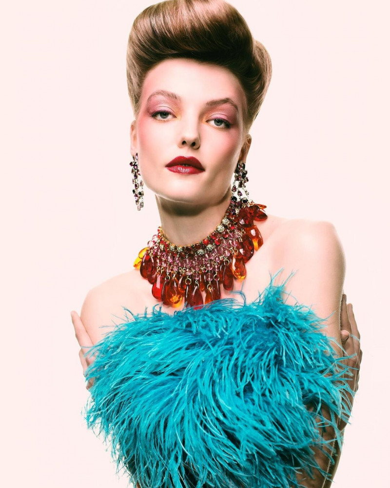 Roos Abels featured in  the Carlo Zini advertisement for Spring/Summer 2022