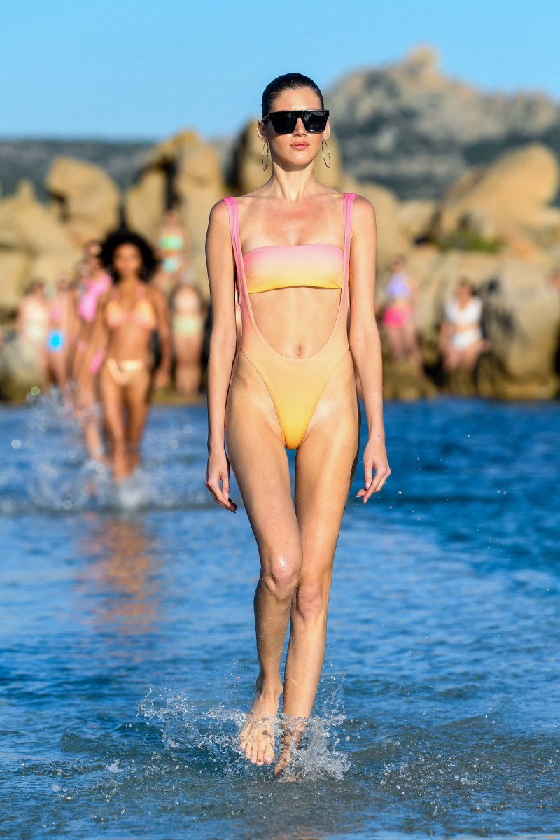 Valery Kaufman featured in  the Etam fashion show for Cruise 2022