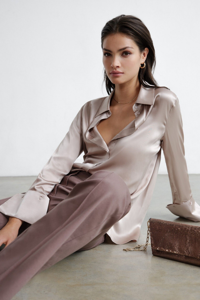 Paige Henry featured in  the Reiss Style Refresh 22  advertisement for Autumn/Winter 2022