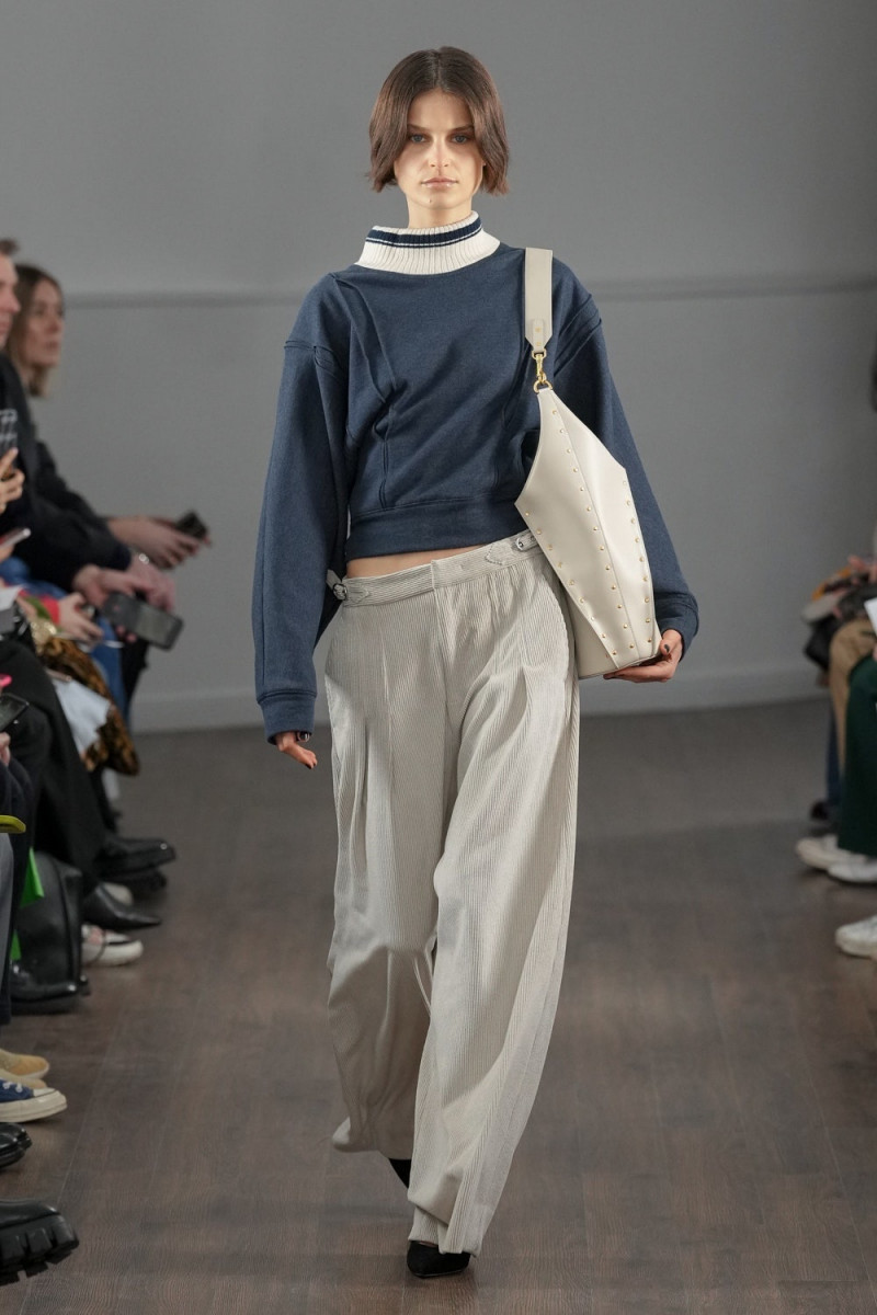 Sanne de Vries featured in  the Eudon Choi fashion show for Autumn/Winter 2023