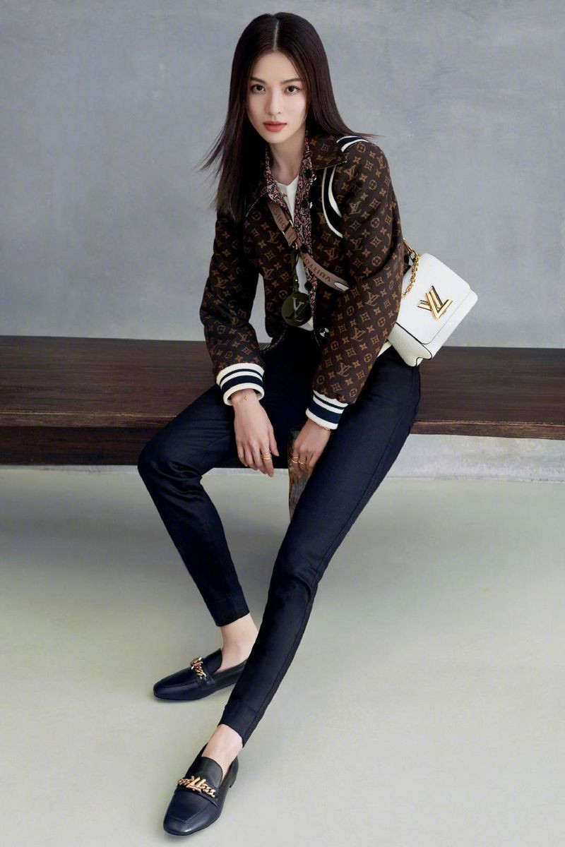 Louis Vuitton Twist Handbags advertisement for Autumn/Winter 2020