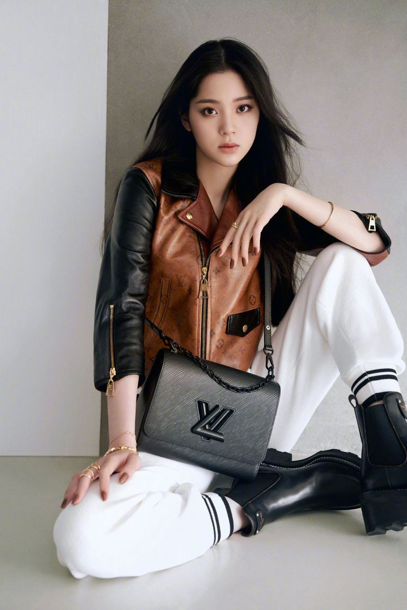 Louis Vuitton Twist Handbags advertisement for Autumn/Winter 2020