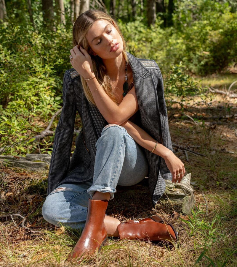 Maggie Rawlins featured in  the Sam Edelman advertisement for Autumn/Winter 2022