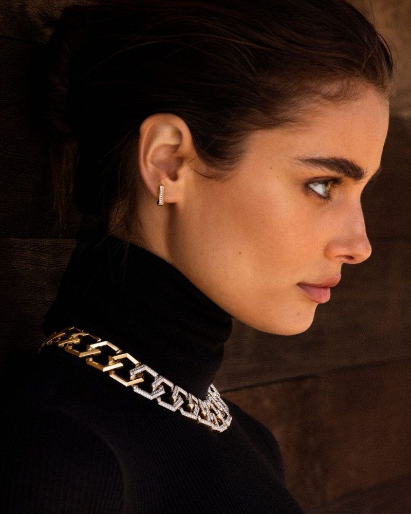 Taylor Hill featured in  the David Yurman advertisement for Autumn/Winter 2022