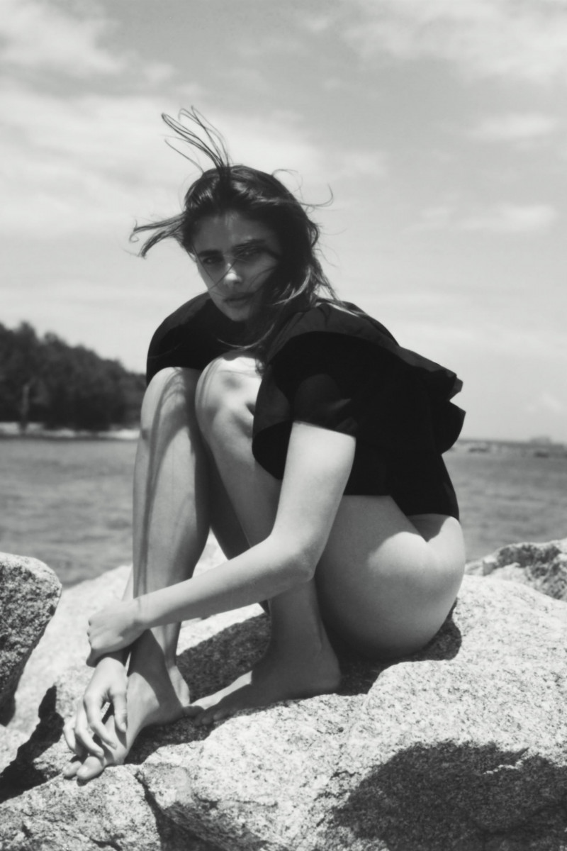 Taylor Hill featured in  the Zara advertisement for Summer 2022