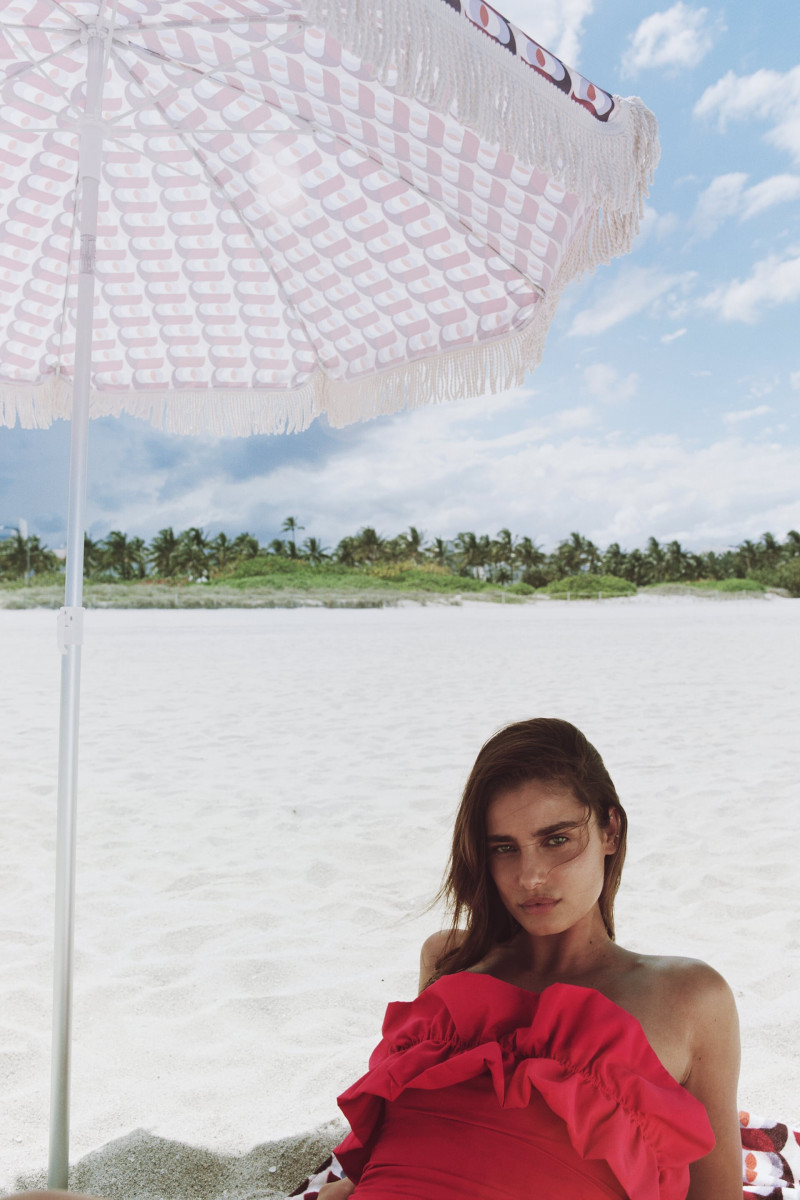 Taylor Hill featured in  the Zara advertisement for Summer 2022