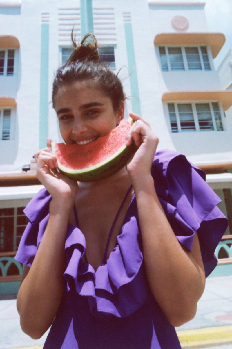 Taylor Hill featured in  the Zara advertisement for Summer 2022