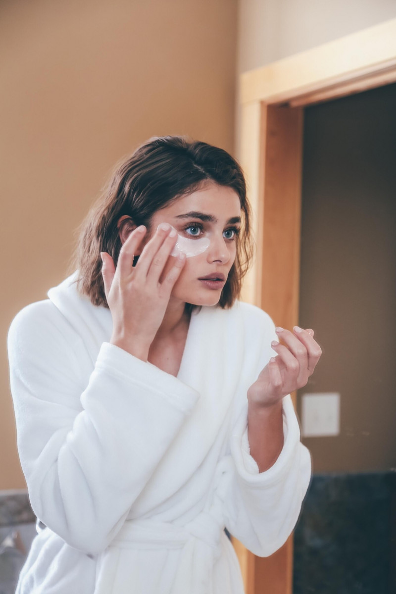 Taylor Hill featured in  the Victoria\'s Secret Beauty advertisement for Spring/Summer 2021