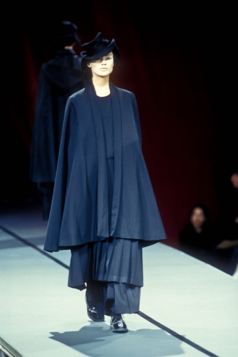 Carolyn Murphy featured in  the Yohji Yamamoto fashion show for Autumn/Winter 1995