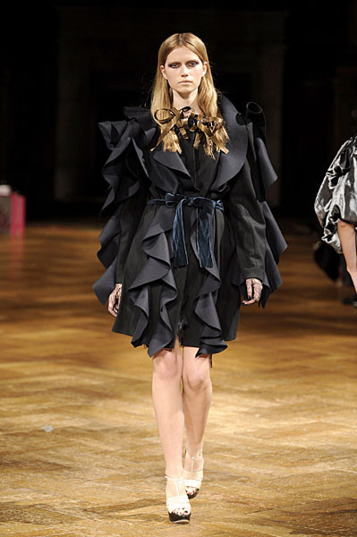 Cato van Ee featured in  the Roksanda Ilincic fashion show for Autumn/Winter 2009