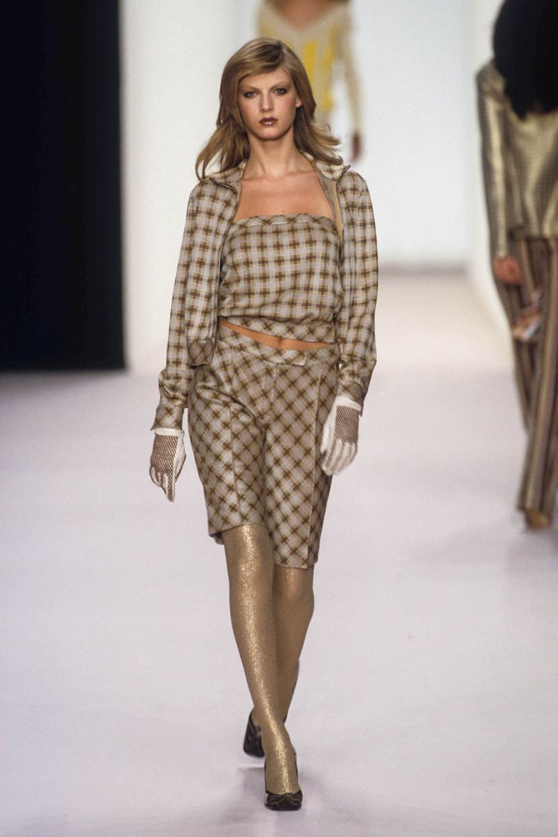 Angela Lindvall featured in  the Missoni fashion show for Autumn/Winter 2000