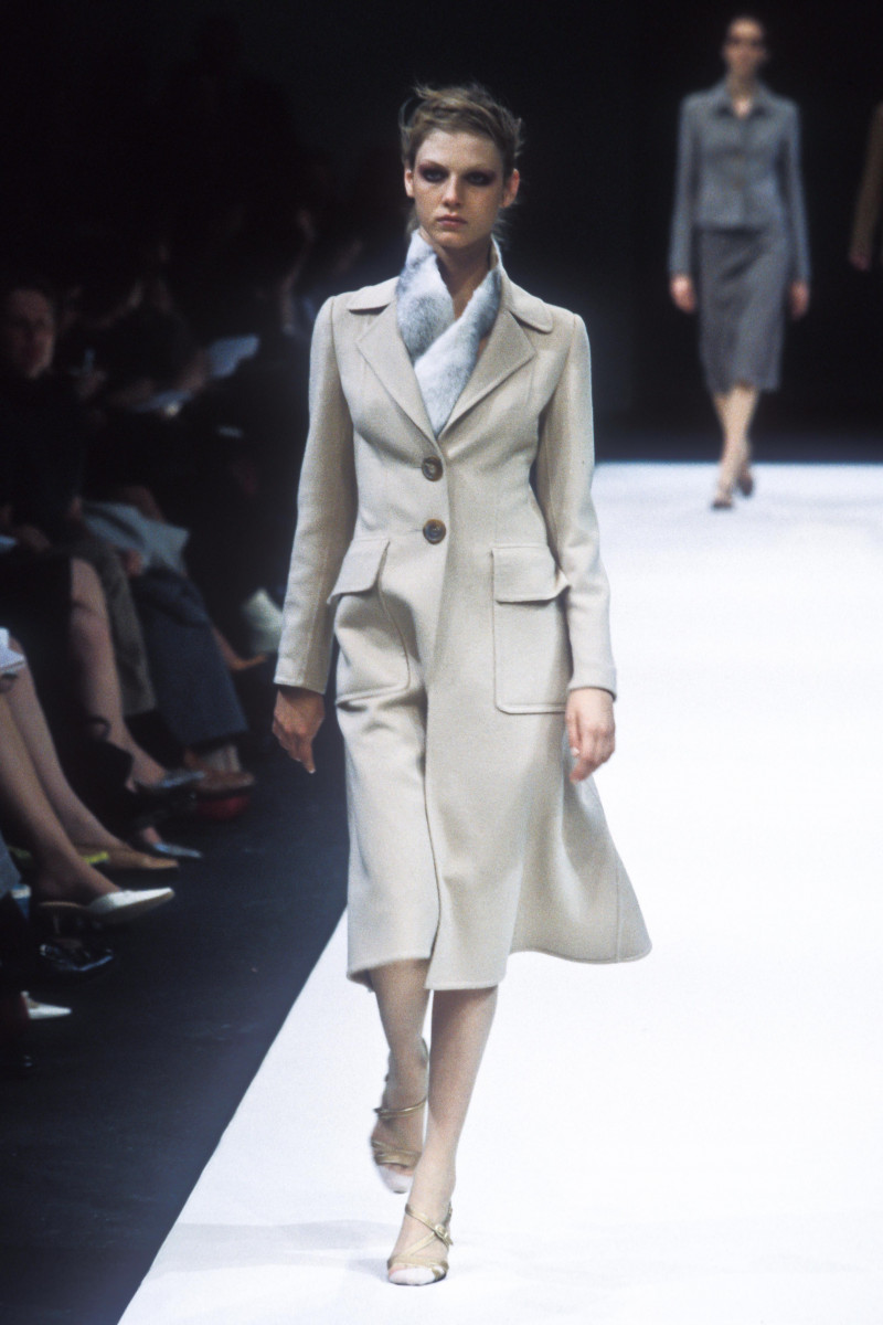 Angela Lindvall featured in  the Cerruti fashion show for Autumn/Winter 2000