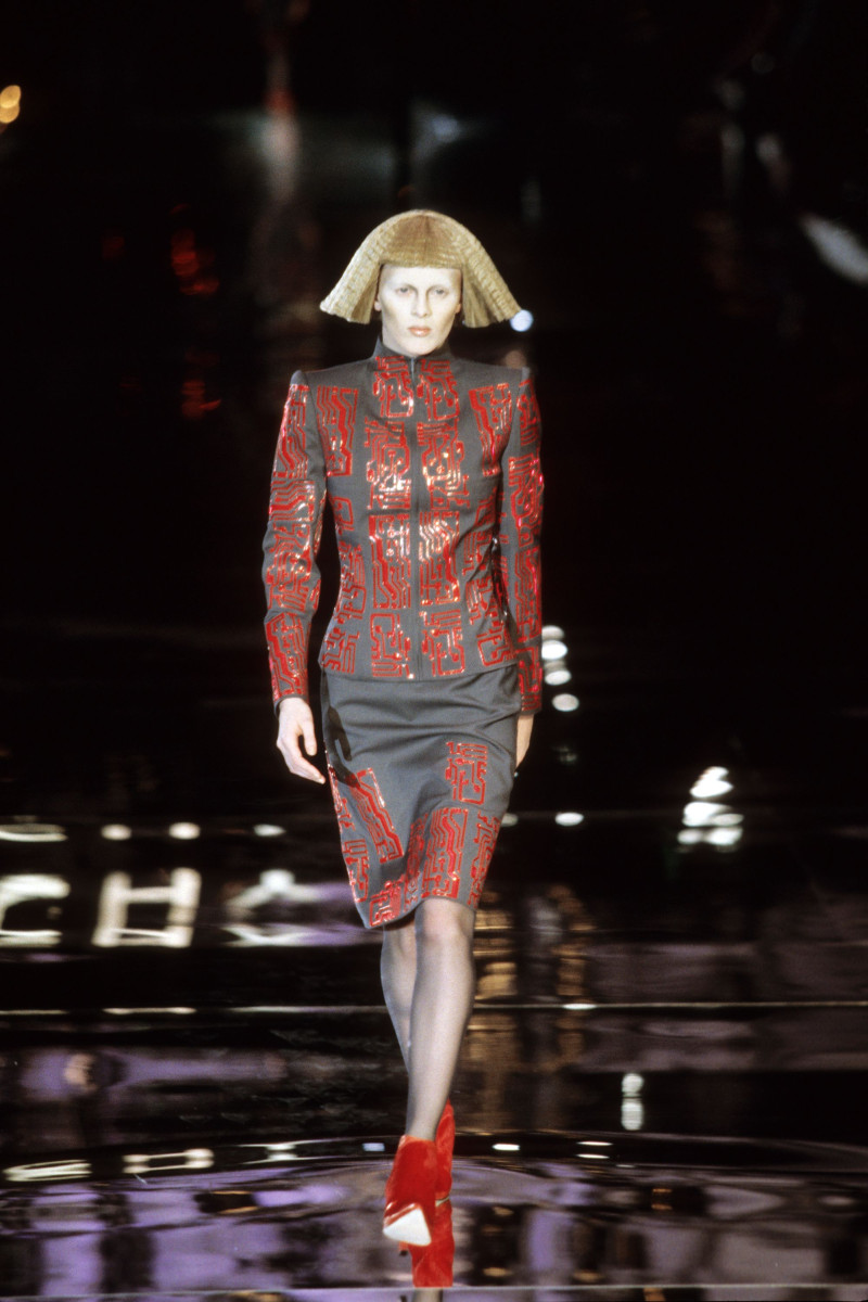 Givenchy fashion show for Autumn/Winter 1999