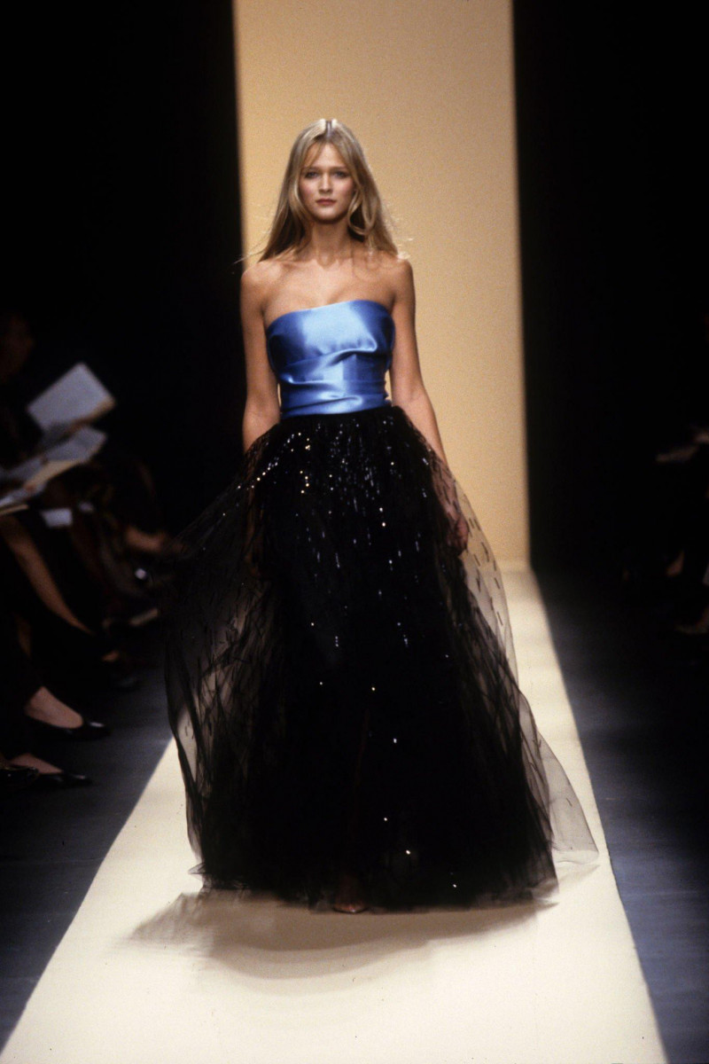 Carmen Kass featured in  the Oscar de la Renta fashion show for Autumn/Winter 1999