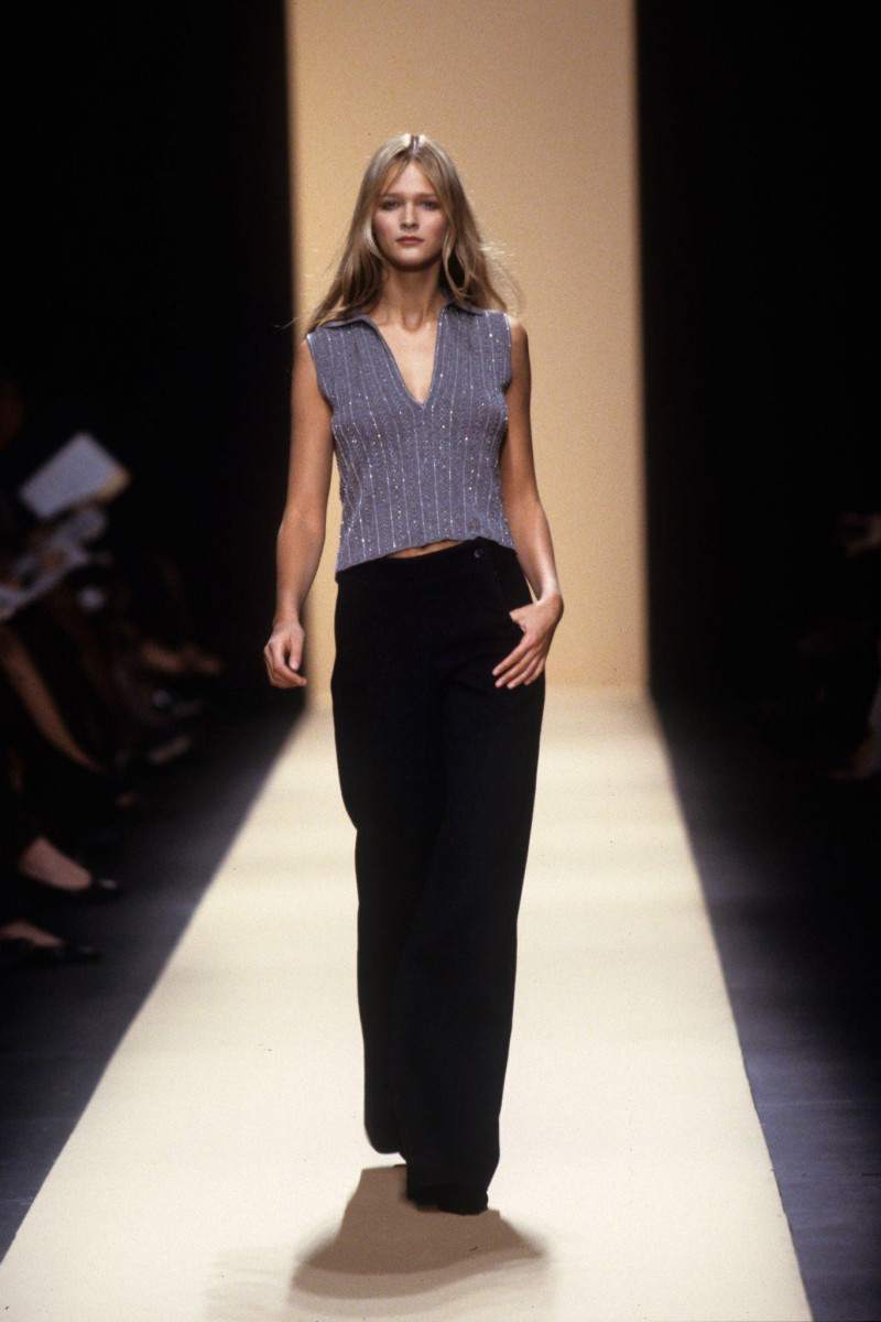 Carmen Kass featured in  the Oscar de la Renta fashion show for Autumn/Winter 1999