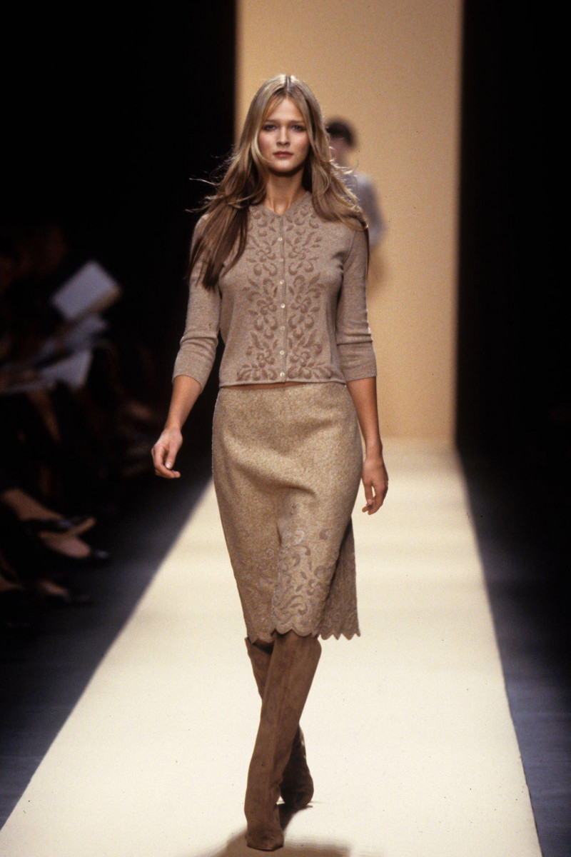 Carmen Kass featured in  the Oscar de la Renta fashion show for Autumn/Winter 1999