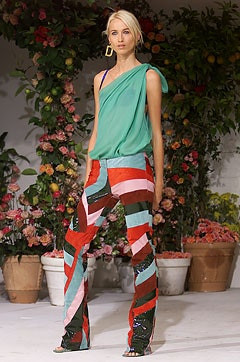 Dolce & Gabbana fashion show for Spring/Summer 2002