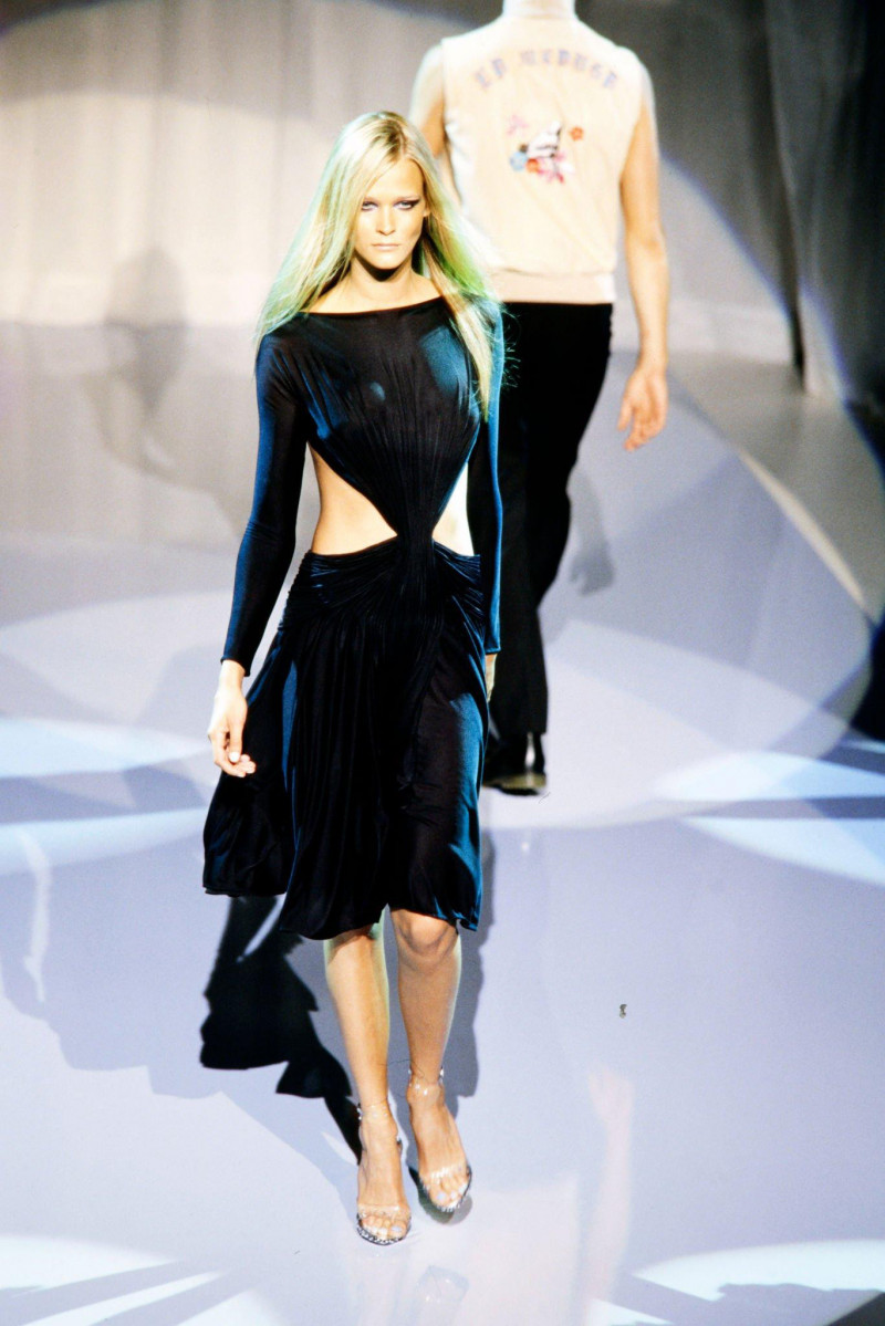 Carmen Kass featured in  the Versace fashion show for Spring/Summer 2000