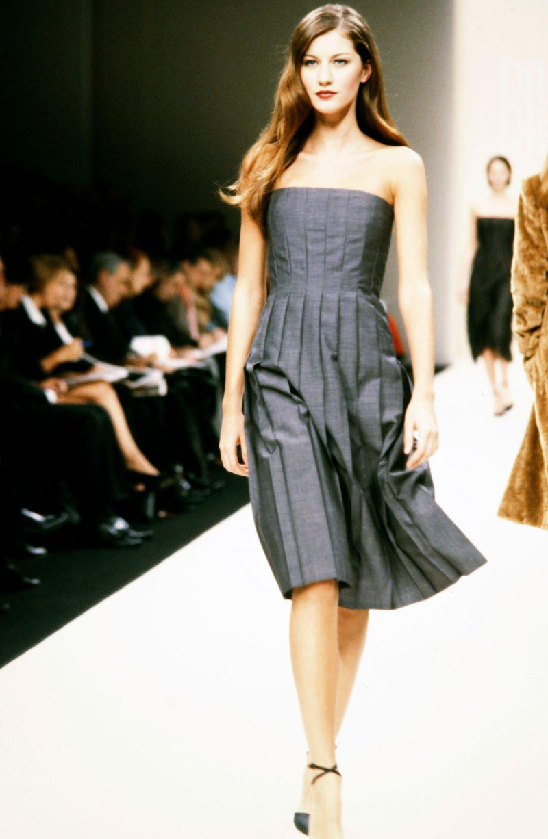 Gisele Bundchen featured in  the Bill Blass fashion show for Autumn/Winter 1998