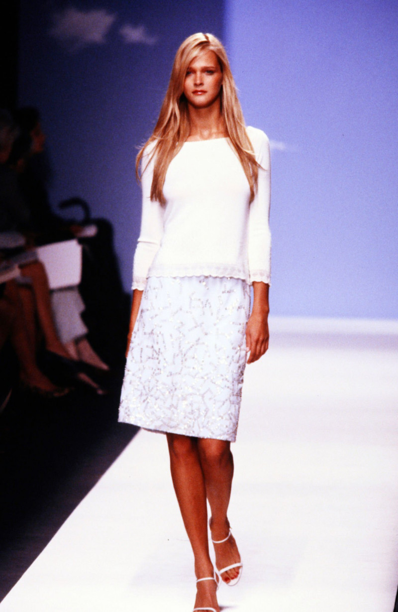 Carmen Kass featured in  the Oscar de la Renta fashion show for Spring/Summer 2000
