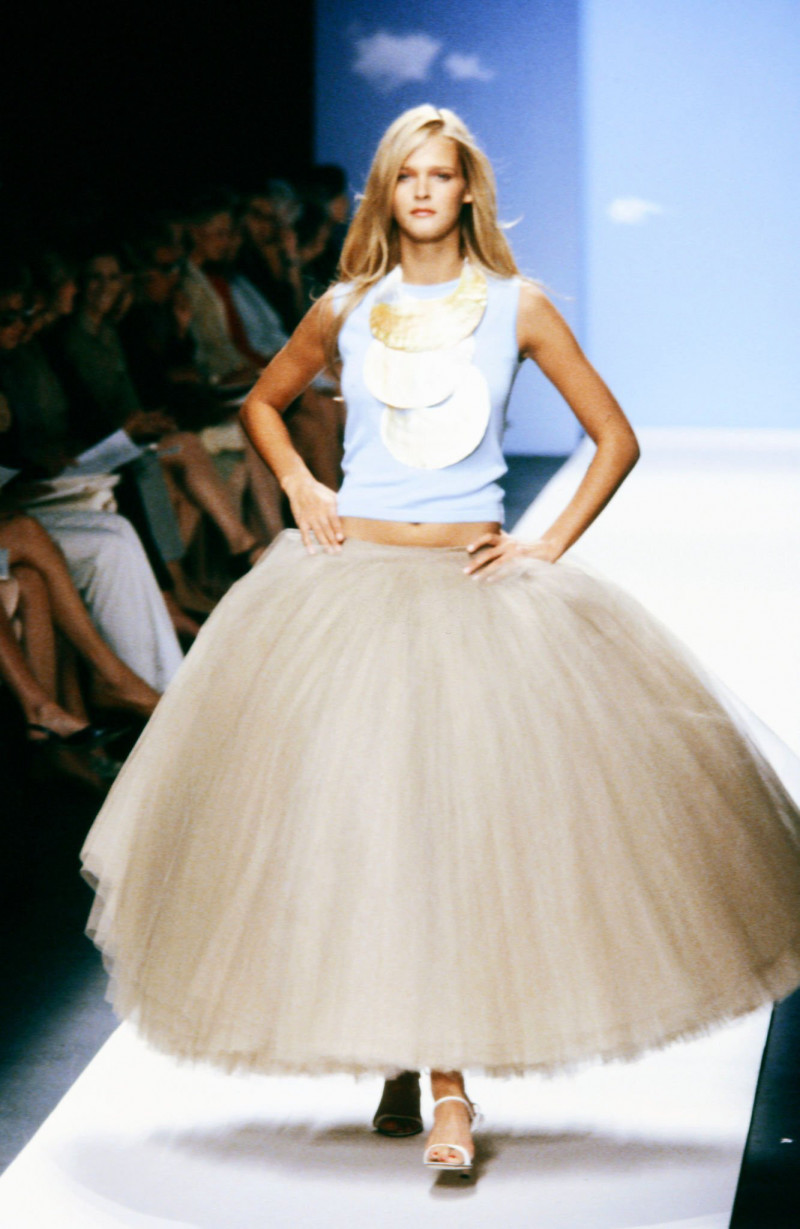 Carmen Kass featured in  the Oscar de la Renta fashion show for Spring/Summer 2000