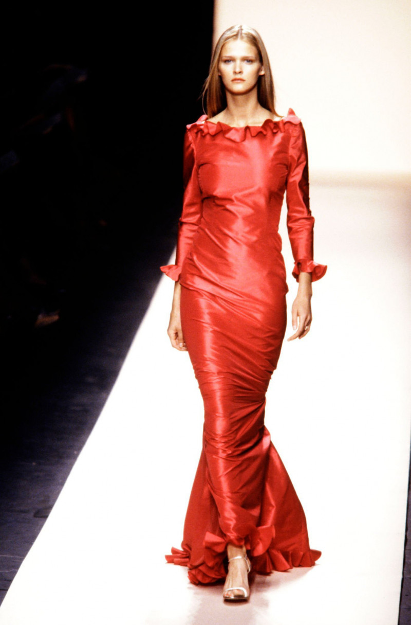 Carmen Kass featured in  the Oscar de la Renta fashion show for Spring/Summer 1999