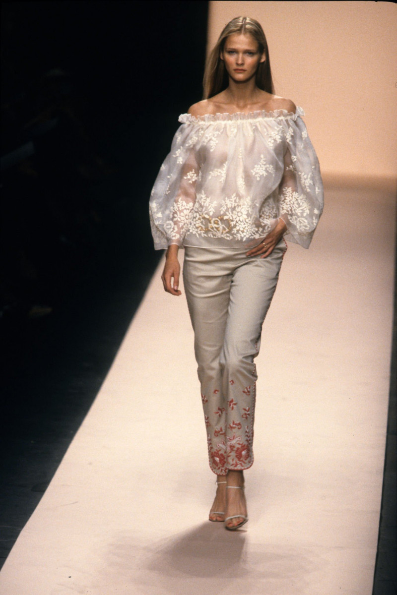 Carmen Kass featured in  the Oscar de la Renta fashion show for Spring/Summer 1999