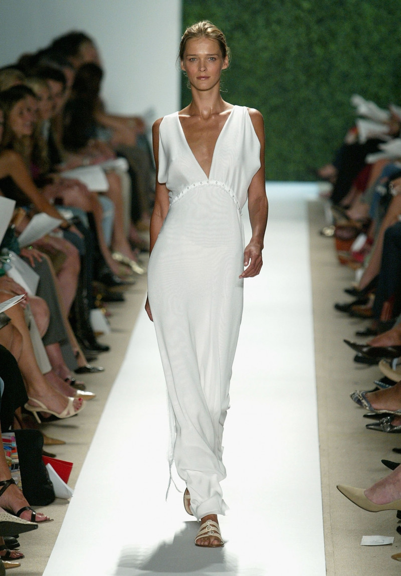 Carmen Kass featured in  the Douglas Hannant fashion show for Spring/Summer 2006