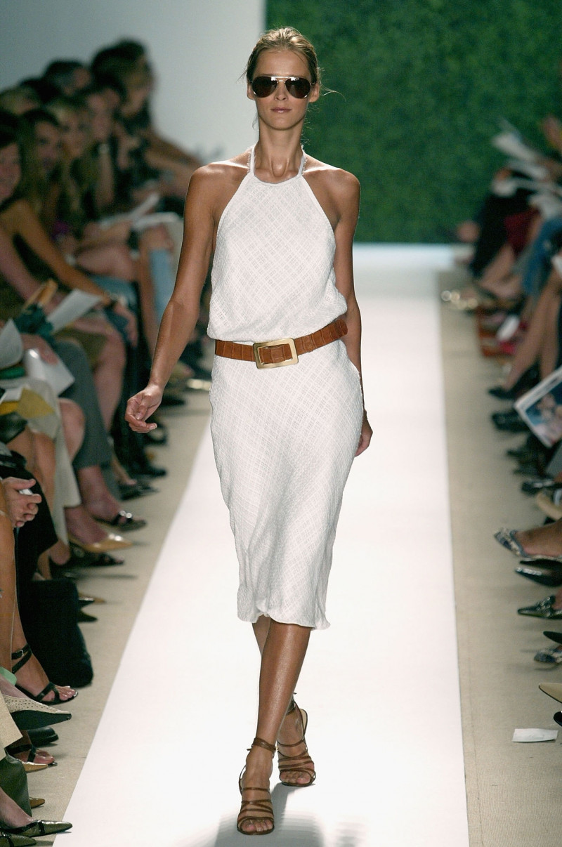 Carmen Kass featured in  the Douglas Hannant fashion show for Spring/Summer 2006