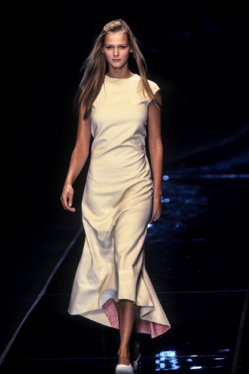 Carmen Kass featured in  the DKNY fashion show for Autumn/Winter 1999