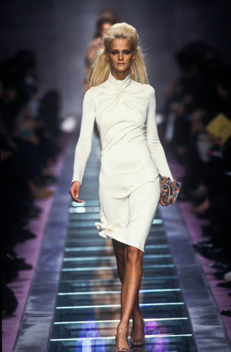 Carmen Kass featured in  the Versace fashion show for Autumn/Winter 2000