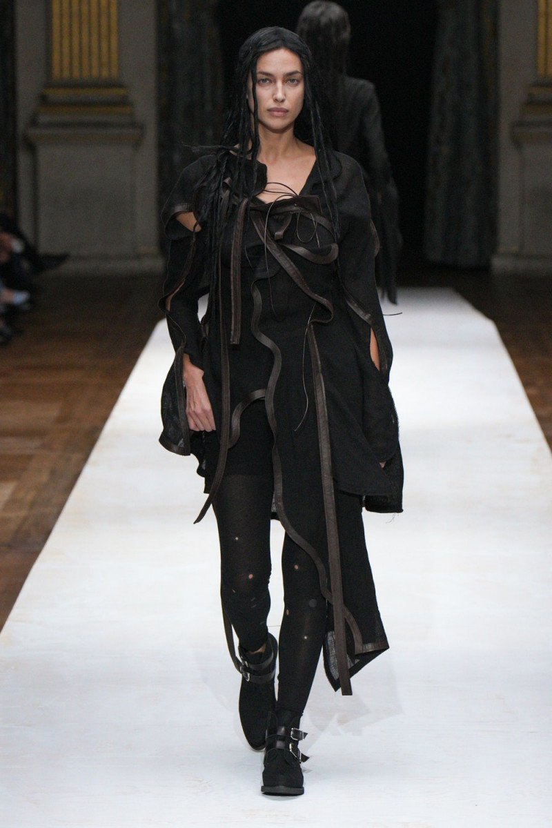 Irina Shayk featured in  the Yohji Yamamoto fashion show for Spring/Summer 2024