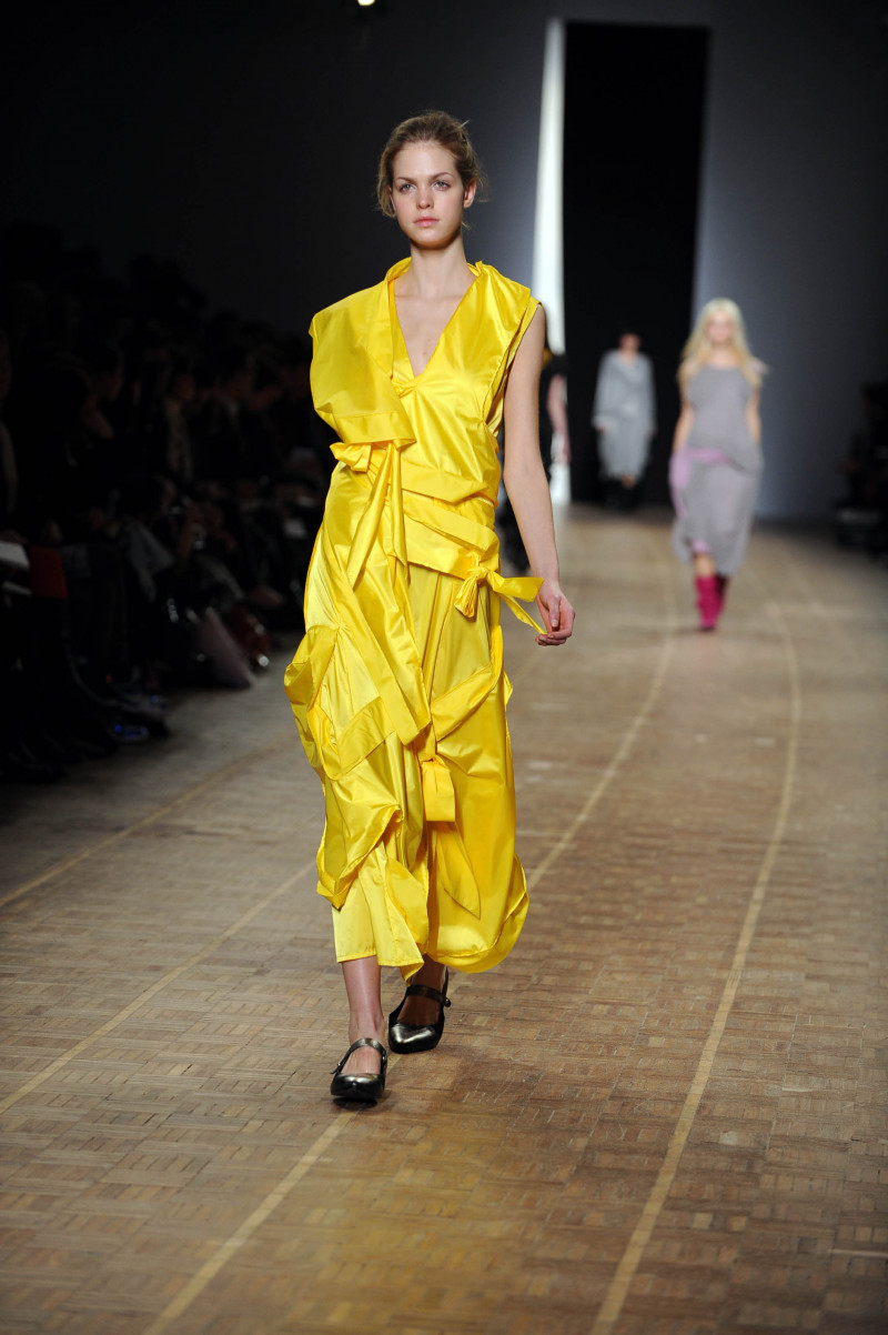 Erin Heatherton featured in  the Issey Miyake fashion show for Autumn/Winter 2008