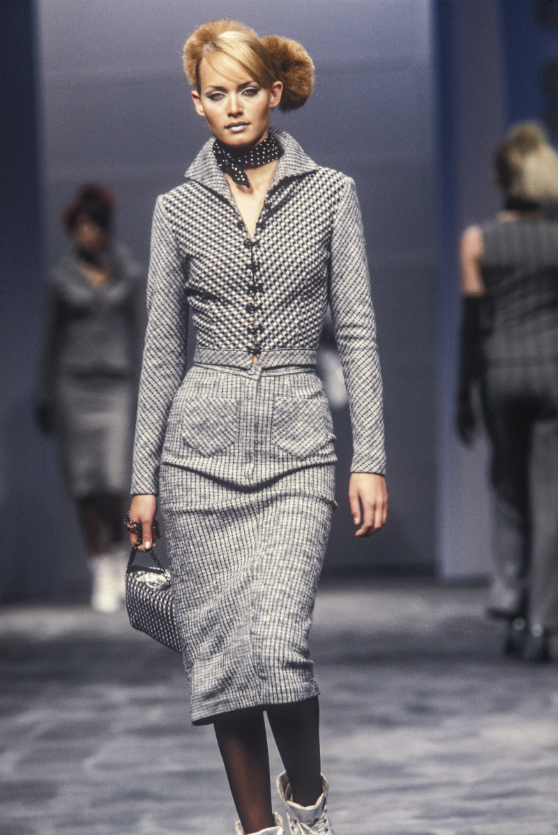 Amber Valletta featured in  the Missoni fashion show for Autumn/Winter 1995