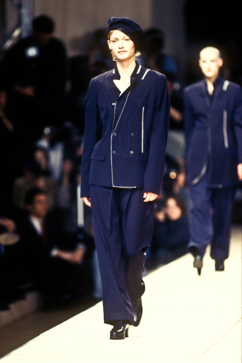 Amber Valletta featured in  the Yohji Yamamoto fashion show for Autumn/Winter 1993
