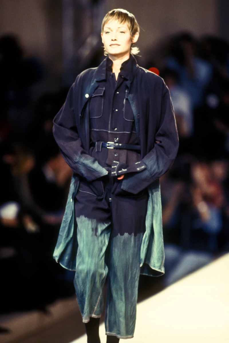 Amber Valletta featured in  the Yohji Yamamoto fashion show for Autumn/Winter 1993